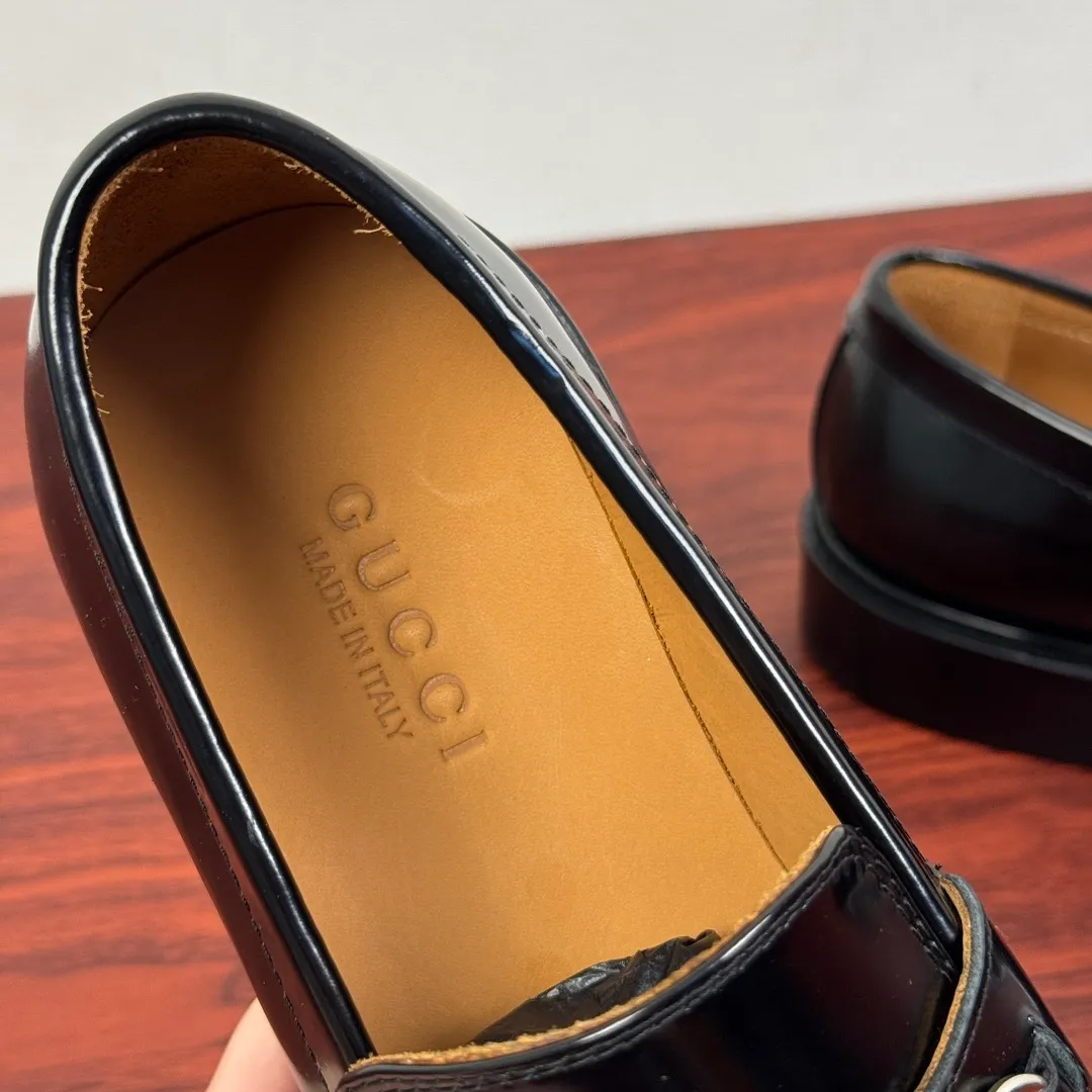 Batch 980 Gucci/Gucci new men's loafers with horsebit buckle! These classic loafers, embellished with a horsebit buckle, embody timeless elegance and pay homage to the brand's rich heritage. The carefully crafted leather sole and semi-circular toe inject new charm into the entire design. Iconic accessories and metal buckle finishes complement each other, classic loose fit, solid color leather highlights the simple and rustic temperament. Select high-quality leather. Pay attention to the details of the leather material. The texture is bright. The leather has excellent toughness. It is soft, comfortable and durable. The dyed calfskin lining has uniform and fine holes, soft and comfortable. The thickened leather outsole and the composite rubber bottom sheet at the heel are extremely comfortable, wear-resistant and non-slip. It is the first choice for light weight. It is versatile and luxurious, and comes with a full set of packaging! Size: 39-40-41-42-43-44 leather shoe size (38.45.46 can be customized) Item number: 812158 Black open edge beads